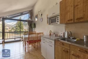 a kitchen with a view of a mountain at Appart Tallas Pieds Des Pistes in Ancelle