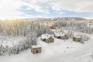 an aerial view of a resort in the snow at Liten stuga nära Lindvallen in Sälen