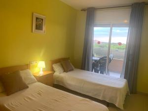 - une chambre avec 2 lits et une fenêtre avec vue dans l'établissement APCOSTAS Ses Illes, à Blanes 38 autres photos