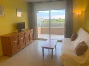 un salon avec un canapé et une télévision dans l'établissement APCOSTAS Ses Illes, à Blanes
