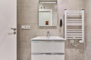Ένα μπάνιο στο Apartamentos Catedral Palace by gaiarooms +46 φωτογραφίες
