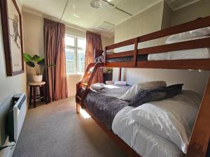 Postel nebo postele na pokoji v ubytování Rustic Alpine Retreat