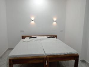 Uma cama ou camas num quarto em Sajee Residence Trincomalee