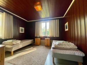 Ένα ή περισσότερα κρεβάτια σε δωμάτιο στο Riverfront Retreat Willa Lohi with sauna, rapids & wild nature