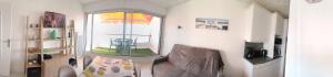 a living room with a couch and a window at Très bel appartement accès direct sur plage, vue sur mer - 2 pièces - 4 pers in Saint-Jean-de-Monts