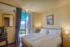 Un dormitorio con una cama y una ventana grande. en Orizzonte Blu with Terrace by Wonderful Italy, en Santa Margherita Ligure