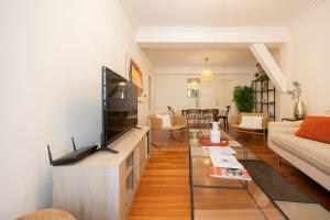 ビルバオにあるZazpikaleak by Staynnapartmentsの壁にテレビが取り付けられたリビングルーム