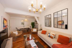 ビルバオにあるZazpikaleak by Staynnapartmentsのソファとテーブルのあるリビングルーム