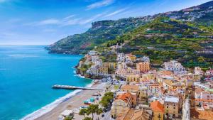 una vista aérea de positano en la costa de Amalfi en La Dolce Vita - Luxury and Charm, en Minori