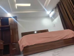 En eller flere senge i et værelse på City Booking Vientiane