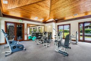 un gimnasio con varias cintas de correr y máquinas de cardio en Tropical Villa wPrivate Pool Golf Course Views, en Waikoloa