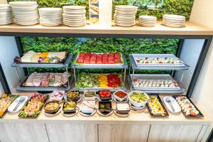 une vitrine remplie de différents types d'aliments dans l'établissement Czarny Kamień Resort & SPA, à Szklarska Poręba