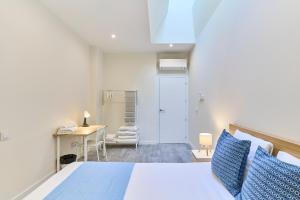 Ένα ή περισσότερα κρεβάτια σε δωμάτιο στο Apartamentos Catedral Palace by gaiarooms