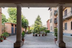 a courtyard with potted plants and buildings at GuestHost - Cozy Loft-Studio Flat in Crescenzago in Milan