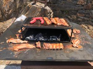 ペーゾ・ダ・レーグアにあるQuinta do Barrocal - Casa de Campoのホットドッグと肉を使ったグリル
