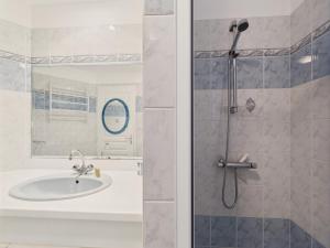 a bathroom with a sink and a shower at Jardin et véranda - Maison 4 adultes 2 enfants in Saint-Hilaire-de-Riez