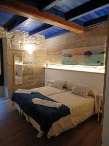 a bedroom with two beds in a room at Noelmar II Combarro in Combarro