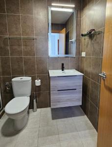 Et badeværelse på Casa Entre Viñas, jardin privado con piscina comunitaria