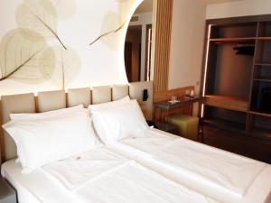 Postel nebo postele na pokoji v ubytování HOTEL ASTOR