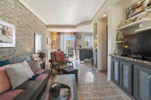 a living room with a couch and a fireplace at Encantadora y soleada casa en Orihuela Costa in Villamartin
