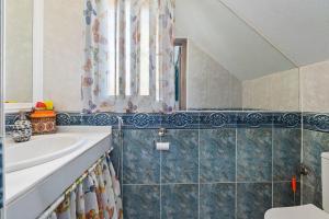 a bathroom with a sink and a window at Encantadora y soleada casa en Orihuela Costa in Villamartin +39 photos