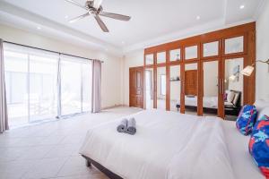 En eller flere senge i et værelse på Mojito Pool Villa + 33 billeder