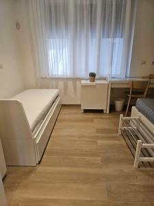 een kleine kamer met een bed en een bureau bij Ampia Camera Luxury in Centro RC - BagnoFrigoBar in Reggio di Calabria