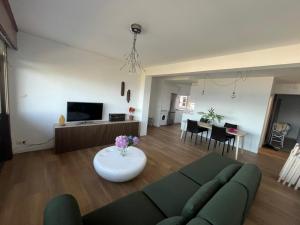 a living room with a couch and a table at Playa centro Sada 4 dormitorios in Sada