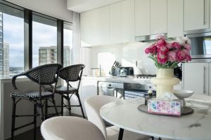 Η κουζίνα ή μικρή κουζίνα στο Skyline Serenity at Olympic Park