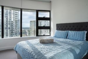 Ένα ή περισσότερα κρεβάτια σε δωμάτιο στο Skyline Serenity at Olympic Park +20 φωτογραφίες