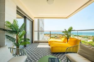 Zona de estar de Achziv Stylish Beach Haven by Sea N' Rent