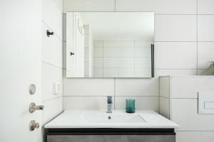 Un baño de Achziv Stylish Beach Haven by Sea N' Rent 30 fotos más