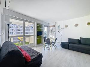 un salon avec un canapé et une table dans l'établissement Le Temple du Soleil, Mer et Plage, à La Grande Motte