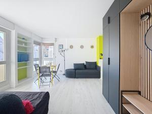 un salon avec un canapé et une table dans l'établissement Le Temple du Soleil, Mer et Plage, à La Grande Motte