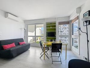 un salon avec un canapé et une table dans l'établissement Le Temple du Soleil, Mer et Plage, à La Grande Motte 8 autres photos