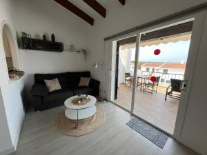 een woonkamer met een bank en een tafel bij C-4 by SOM Menorca in Son Parc