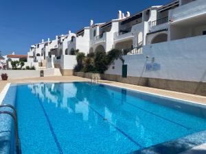 een zwembad voor een gebouw bij C-4 by SOM Menorca in Son Parc