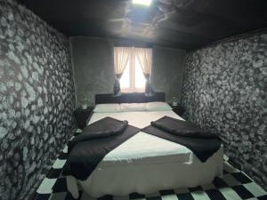 ヌワラエリヤにあるD Hearts Home Stay , Nuwara Eliyaの大きなベッドと窓のある寝室