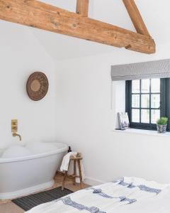 Ένα μπάνιο στο Luxury converted thatched barn near Chichester