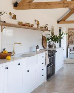 Η κουζίνα ή μικρή κουζίνα στο Luxury converted thatched barn near Chichester