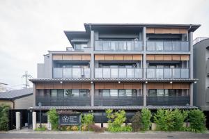 京都HIYORI Stay Kyoto Kamogawa的公寓大楼前面有标志