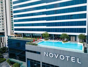 สระว่ายน้ำที่อยู่ใกล้ ๆ หรือใน Novotel Marina Sriracha