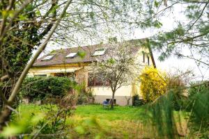 ein Haus mit einem Vorgarten in der Unterkunft MHosting in Kehl am Rhein