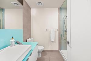 Koupelna v ubytování Luxury 2 Bedroom CN Tower View + 15 fotografií
