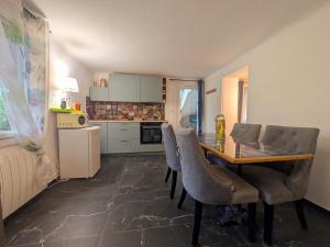 een keuken met een eettafel en stoelen bij Pigments & Paillettes in Draguignan