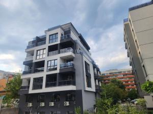 un edificio de apartamentos en una ciudad con edificios en Luxury Continental two rooms, en Sofía