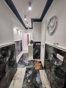 Habitación grande con reloj grande en la pared en Luxury Continental two rooms, en Sofía 30 fotos más