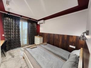 Un dormitorio con una cama con cabecero de madera. en Luxury Continental two rooms, en Sofía