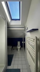 Un baño con inodoro y ventana. en LeLoft au dessus des Pins, en Lacanau 45 fotos más