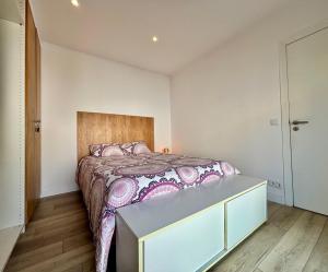a bedroom with a large bed with a wooden headboard at Casa Miká in Parede